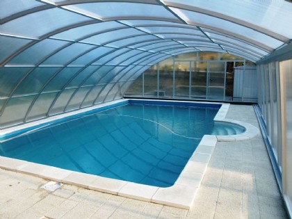 Überdachter Pool von Schartel